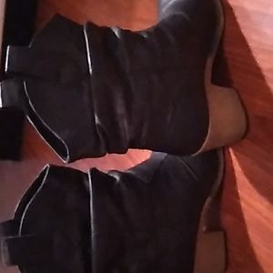 Sz 8 black pull-up tab slouchy boots. Fits wide calves, with heels.